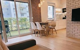 Green Terrace Big Family Apartment - Big Terrace, Free Parking, Netflix Cinema